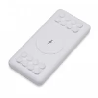 Carregador portátil de indução com 10.000mAh e indicador led de bateria, contém dois conjuntos de ventosas nas extremidades da área de indução, ideal para fixação do celular durante este modo de carga. O carregador possui duas portas de saídas USB, possibilitando o carregamento de dois dispositivos ao mesmo tempo, além do modo de carga por indução ilustrado por um raio, indicando a área correta para este modo de carga. O carregador possui duas portas de entradas, Tipo-C e V8. Acompanha cabo USB e adaptador Tipo-C.