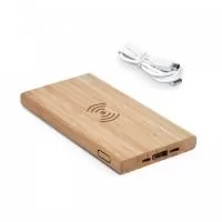 Bateria portátil. Bambu. Bateria de lítio. Capacidade: 5.000 mAh. Tempo de vida ? 500 ciclos. Potência de saída wireless: 5W. Com entrada e saída: 5V/2A. Indicador de carga. 1 porta micro USB, 1 porta USB tipo C e 1 porta USB. Incluso cabo USB/micro USB para carregar a bateria. Fornecida em caixa. 140 x 70 x 12mm.             Celular descarregado é algo que incomoda demais, principalmente se você precisa estar sempre conectado, usa muito o WhatsApp, acessa as redes sociais com frequência e vive tirando fotos para registrar seus principais momentos. Para evitar esse problema, o Power Bank representa uma solução bem prática.  Mas o que é Power Bank Wireless? Trata-se de um acessório que serve para recarregar a bateria do celular sempre que necessário, bastando aproxima-lo do seu aparelho com a tecnologia por indução ou cabo.