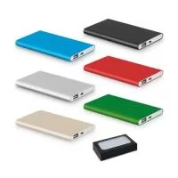 Bateria portátil slim em alumínio. Bateria de lítio com capacidade de 4.000 mAh, tempo de vida ? 500 ciclos e com saída USB-A. Incluso cabo USB para carregar a bateria. Fornecida em caixa presente. 110 x 68 x 10 mm