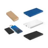 Bateria portátil em ABS 100% reciclado. Tem capacidade de 4.000 mAH e tempo de vida ? 500 ciclos. Possui porta de entrada USB-C, porta de saída USB-A e cabo USB-C integrado para carregar os seus dispositivos. Incluso um cabo de carregamento rápido USB-C para carregar a bateria portátil. Fornecida em caixa presente de papel kraft reciclado. 115 x 69 x 9 mm | Caixa: 121 x 95 x 17 mm