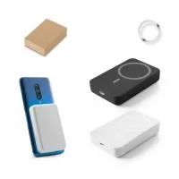 Bateria portátil em ABS 100% reciclado. Tem capacidade de 10.000 mAh e tempo de vida ? 300 ciclos. Esta bateria portátil torna-se muito prática para o dia a dia, uma vez que permite, através do seu magnetismo, prender-se atrás dos dispositivos móveis. Incluso grip magnético extra para ser colocado nos smartphones que não têm magnetismo. Possui entrada/saída USB-C e potência máxima de 15W para carregamento rápido sem fios. Compatível com smartphones com tecnologia de carregamento sem fios. Incluso cabo USB-C para carregamento rápido. Fornecido em caixa presente de papel kraft reciclado. 100 x 64 x 18 mm | Caixa: 90 x 22 x 103 mm