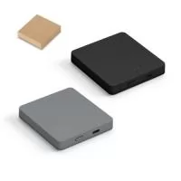Bateria portátil de carregamento rápido em ABS 100% reciclado com acabamento em mate. A bateria leve em lítio e com design slim, tem uma capacidade de 5.000 mAh e tempo de vida ? 300 ciclos. Esta bateria portátil torna-se muito prática para o dia a dia uma vez que permite, através do seu magnetismo, prender atrás dos smartphones ou capas com este sistema. Possui entrada/saída USB-C e potência máxima de 15W para carregamento rápido sem fios. Compatível com smartphones com tecnologia de carregamento sem fios. Incluso cabo USB-C para carregamento rápido. Fornecido em caixa presente de papel kraft. 74 x 69 x 15 mm | Caixa: 77 x 18 72 mm