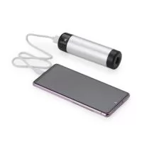  Power Bank com estrutura em metal e detalhes em plástico. Possui capacidade de 4.000 mAh, entradas USB e USB-C, além de lanterna LED integrada. Acompanha cabo USB-C.