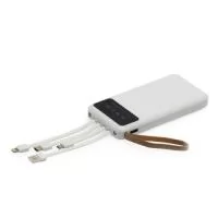 Carregador power bank de 10.000mAh com lanternas, múltiplas saídas e suporte para celular. Fabricado em plástico com display integrado, este power bank vem equipado com quatro cabos de carregamento, eliminando a necessidade de transportar cabos extras. Compatível com entradas V8, Tipo-C, Lightning e USB, praticidade é o sinônimo deste carregador. Com alça de couro sintético e um suporte funcional para celular, estilo gaveta, o power bank possui capacidade real de 6.000mAh para manter os dispositivos sempre carregados. Acompanha cabo USB-V8.