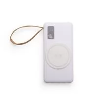 Power Bank em plástico com capacidade de 10.000mAh. Possui quatro cabos integrados com saídas para Lightning, USB-C, Micro-USB e USB, além de área de recarga por indução magnética para dispositivos compatíveis e lanterna de LED. Conta ainda com entradas USB-A e USB-C para recarga do próprio aparelho e alça de tecido sintético para transporte.