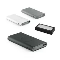 Bateria portátil em ABS com acabamento emborrachado e carregador por indução (wireless) super-rápido. Bateria de lítio com capacidade de 10.000 mAh e tempo de vida ? 500 ciclos. Os 15W de potência permitem carregamento super-rápido dos dispositivos móvies. Indicador de carga, porta de entrada microUSB, porta de entrada/saída USB-C e porta de saída USB-A. Incluso cabo USB-C para carregar a bateria. Compatível com dispositivos móveis com tecnologia de carregamento sem fios. Fornecida em caixa presente.  Dimensões do produto: 135 x 75 x 20 mm | Caixa: 150 x 95 x 25 mm