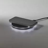 Carregador por indução (wireless) super-rápido em ABS com acabamento emborrachado. Potência máxima de carregamento de 15W. Incluso cabo USB de 1 m para carregar. Compatível com dispositivos móveis com tecnologia de carregamento sem fios. Fornecido em caixa presente.  Dimensões do produto: ø99 x 9 mm | Cabo: 1000 mm