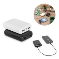 Bateria portátil em ABS 100% reciclado, com capacidade de 10.000mAh. Bateria portátil com indicador de nível de carga, uma porta de entrada/saída USB-C, uma porta de entrada microUSB e duas portas de saída USB-A. Incluso um cabo de carregamento USB-C. Fornecida em caixa presente em papel kraft reciclado. Para mais variedades acesse royalgift.com.br