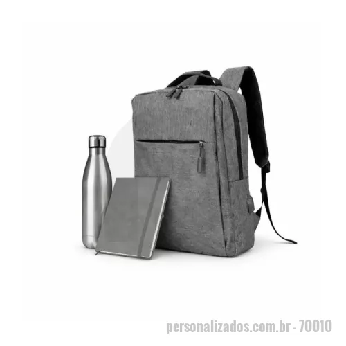 press kit personalizado - Kit Onboarding (Boas Vindas e Integração) 880320 - Mochila confeccionada em poliéster resistente com compartimento interno. Possui alça para ombros ajustáveis, almofadadas e anatômicas. Um bolso lateral em malha. Compartimento frontal com zíper. Alça de mão. 884601 - Garrafa em aço inox 304 com capacidade de até 700 ml. Tampa rosqueável e anel de silicone para vedação. 880004 - Caderno A5 capa dura. 80 folhas pautadas. possui marcador de páginas e elástico para fechamento. Medidas: 210x140x20mm.