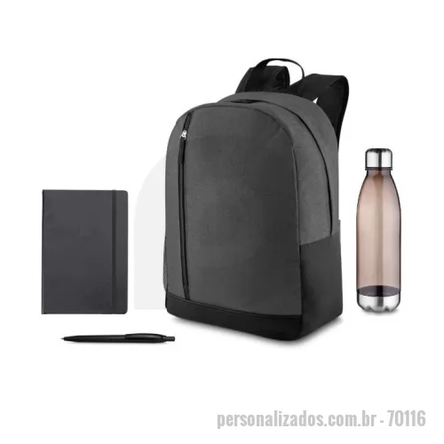 press kit personalizado - Kit Onboarding (Boas Vindas e Integração) 880270 - Mochila confeccionada em poliéster resistente com compartimento interno. Possui alça para ombros ajustáveis, almofadadas e anatômicas. Um bolso lateral em malha. Compartimento frontal com zíper. Alça de mão. 884500 - Garrafa plástica com capacidade de até 700 ml. Tampa rosqueável com anel de silicone para vedação, base em metal. 303005 - Caderno de anotações A5 capa dura em material sintético. Possui elástico para fechamento e 80 folhas na cor bege. 881303 - Caneta plástica esferográfica retrátil escrita em azul. Preço promocional acima de 100 peças.