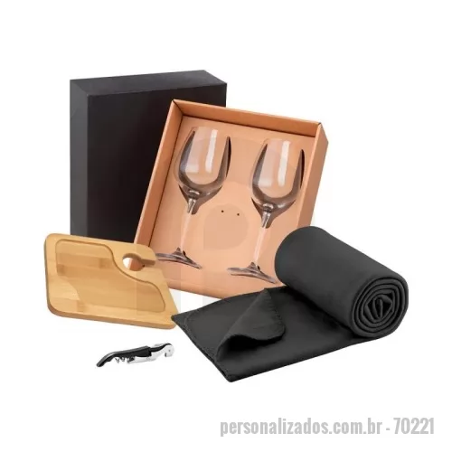 press kit personalizado - Kit Onboarding (Boas Vindas e Integração)  6121 - Caixa para presente com 02 taças de vidro para vinho 380ml. 94117 - Saca-rolhas em metal e PP com abridor de garrafas e canivete de sommelier. Espiral em aço inox. 121 x 20 x 12 mm. 93829 - Prato em bambu com suporte para copo. Prato ideal para servir aperitivos. 200 x 147 x 13 mm. 99051 - Manta em tecido polar (180 g/m²). 1450 x 950 mm.