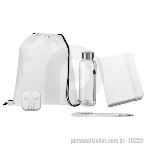 press kit personalizado - Kit Onboarding (Boas Vindas e Integração): Sacola tipo mochila em nylon 210D. 350 x 410 mm (92910). Caderno capa dura. C. sintético. Com 80 folhas não pautadas. 14x9cm (93425). 	Caneta plástica esferográfica retrátil escrita em azul (884200). Fone de ouvido estéreo com microfone e controle de volume com entrada P2 (312789). Squeeze plástica *RPET com alça e tampa de metal. Capacidade 500ml (887500).