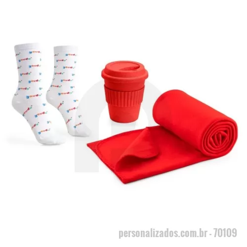 Press release personalizado - 	COMFY. Kit Onboarding (Boas Vindas e Integração) 99051 - Manta em tecido polar (180 g/m²), disponível em várias cores. 1450 x 950 mm. 94058 - Copo de viagem com tampa em fibra de bambu (50%) e PP (50%), com capacidade até 380 ml e tira em silicone para facilitar o transporte de bebidas quentes. ø95 x 114 mm. 31010 - Par de meias em algodão com personalização colorida. Tamanhos P M GG (36 ao 44).