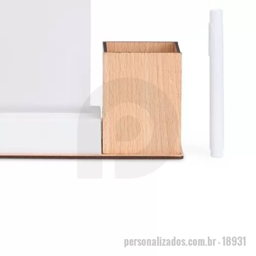 Quadro de aviso personalizado - Moderno e funcional, este quadro de mensagens em LED é ideal para anotações e comunicações dinâmicas. Possui estrutura plástica com base em MDF e porta-caneta integrado, fazendo com que seja estável e prático para o dia a dia. Funciona via conexão USB (fonte não inclusa) ou com 3 pilhas AAA, tornando seu uso versátil. Acompanha caneta plástica com carga de giz líquido, permitindo escritas nítidas e fáceis de apagar com pano ou papel.