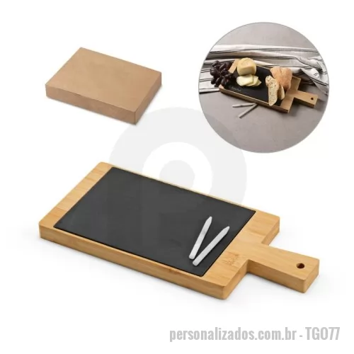 Quadro personalizado - Quadro em bambu com ardósia e 2 gizes inclusos. Contém pega incorporada para facilitar o transporte. Fornecido em caixa presente de papel kraft reciclado. A cor e o resultado da impressão nos materiais naturais pode variar entre produtos.