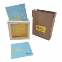 Quadrinho de madeira Pinus + 4 Cards papel Couche Brilho 250 gr Medidas: Quadro de Mensagens - 12x12x4 cm Card Quadrado: 10x10 cm Gravação: Impressão 4x4 cores (2 lados) nos cards (a madeira não tem gravação) Madeira Pinus, acabamento lixa toque suave sem verniz ou pintura. Embalagem: Caixa de papelão individual c/ gravação Etiqueta 4x0 35x65 mm