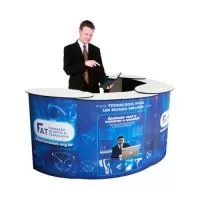 O Quiosque modular 180 oferece uma versatilidade como nenhum outro. Você pode montar na configuração completa ou apenas alguns módulos. Com isso , conforme mudam os espaços dos seus eventos, você apenas monta os módulos que precisa e está sempre com um quiosque novo a cada evento. A personalização com a sua arte pode ser trocada a cada evento pois não é adesivada no quiosque, mas presa com velcro, o que permite a fácil troca das artes impressas a cada evento. O que está incluso no valor? inclui: estrutura | comunicação visual | cases rígidos de plástico com rodízios. Quais as dimensões do quiosque montado?  altura 90 cm | largura 220 cm | profundidade 150 cm Cabe no porta malas de um carro?  O quiosque 180 é acomodado em 2 volumes 90 x 45 x 45 cm com um peso total de 52 kg. Cabe no porta malas de uma carro grande do tipo SUV.  