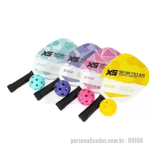 Raquete de tênis personalizado - Raquete de tênis Personalizado - 09166 - Kit Pickleball composto por 2 raquetes de madeira (sendo uma face personalizada e outra lisa), além de grip composto em fibras de carbono e vidro. Acompanha 1 bola plástica com 26 furos e um saco telado para transporte.  Altura :  48 cm  Largura :  23 cm  Espessura :  7,2cm  Medidas aproximadas para gravação (CxL):  18 cm x 18 cm  Tamanho total aproximado  (CxL):  Kit na embalagem - 48 cm x 23 cm  Peso aproximado (g):  517 - 179021 - Raquete de tênis