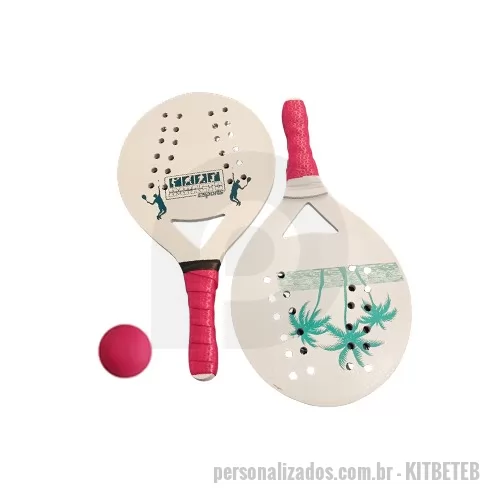 Raquete personalizado - Raquetes kit para Beach Tennis com Bolinha em medidas oficiais sendo: 44,5 cm de comprimento X 23,5 cm de largura X 9 mm de espessura e o cabo é encorpado com duplo sanduiche laminado de 6 mm em cada face e envolto em fita de EVA disponível e cores, tem furos para reduzir a resistência do ar na hora da rebatida, o que permite que o jogador faça menos esforço e rebata com mais velocidade. Isto implica que as raquetes com mais furos ou furos maiores, são menos resistentes ao ar. Acompanha uma bolinha de borracha nº3 ( disponível em cores ) que são embalados em um saco plástico lacrado. O corpo das raquetes pode ser pintado em cores variadas com tintas automotivas padrão de linha que proporcionam maior resistência mantendo a boa aparência do seu kit.
