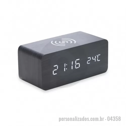 Relógio de mesa personalizado - Relógio digital LED com alarme e carregamento por indução, pode ser utilizado através da fonte USB (acompanha) ou 3 pilhas AAA (não acompanha). Produzido em MDF, o relógio possui um display LED na parte frontal, área para carregamento via indução na parte superior, parte traseira com mecanismo para