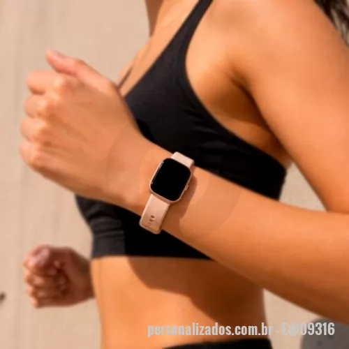 relogio digital personalizado - Smartwatch multifuncional Ankoo. Possui tela sensível ao toque de 1,83 polegada e grau de proteção IP68 contra poeira e contato leve com a água. Apresenta conexão Bluetooth 5.3, compatibilidade com Alexa e permite realizar e atender chamadas de voz. Conta com modos para o monitoramento de atividades físicas e funções como medição de batimentos cardíacos, respiração, sono e níveis de estresse, além de controle de reprodução de músicas e visualização de notificações de aplicativos do smartphone pareado. Dispões de pulseira ajustável em silicone e acompanha cabo magnético de 2 pinos para carregamento.