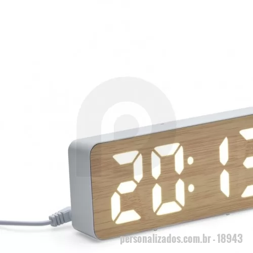 Relógio personalizado - Este relógio despertador de bambu e plástico com painel de LED faz a elegante união entre tecnologia aplicada ao design requintado tornar-se realidade em um único aparelho. Através dele é possível visualizar a hora certa e outras informações, como data e temperatura ambiente. Apresenta opção de programação de alarme, oferecendo a possibilidade de ajustar a frequência sonora e dos dias de acionamento, tornando-o um excelente aliado para planejar uma rotina. Também é possível selecionar, em até 3 níveis diferentes, a luminosidade das informações do display. Além disso, o relógio despertador pode ser ligado através de 1 pilha AAA (não acompanham o produto) ou via cabo USB DC de 5V que acompanha o dispositivo.