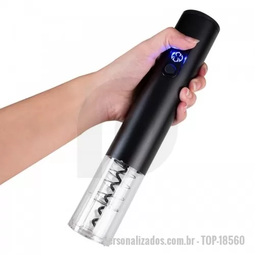 Saca rolha elétrico personalizada - Saca rolhas elétrico com LED e cortador de lacre. Parte superior em alumínio e parte inferior acrílica, possui compartimento superior com tampa para 4 pilhas AA (não acompanha pilhas), painel com iluminação LED e botões para extração e remoção de rolhas.