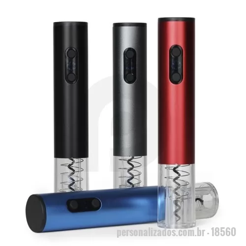 Saca rolha elétrico personalizada - Saca-rolhas elétrico com LED e cortador de lacre. Parte superior em alumínio e parte inferior acrílica, possui compartimento superior com tampa para 4 pilhas AA (não acompanha pilhas), painel com iluminação LED e botões para extração e remoção de rolhas. No modo extração a área acrílica é iluminada pelo LED. Acompanha cortador de lacre. OBS.: Não afundar o produto na água ou qualquer outro tipo de líquido.