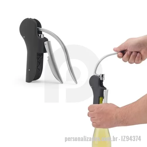Saca rolha personalizada - Saca-rolhas em ABS e zinco, com acabamentos em borracha. Devido à sua alavanca automática permite-lhe remover com facilidade e em poucos movimentos qualquer rolha de garrafa. Um aliado para quem gosta de vinhos. Fornecido em caixa presente. 128 x 150