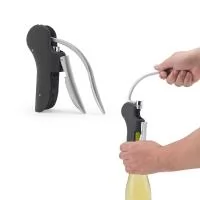 Saca-rolhas em ABS e zinco, com acabamentos em borracha. Devido à sua alavanca automática permite-lhe remover com facilidade e em poucos movimentos qualquer rolha de garrafa. Um aliado para quem gosta de vinhos. Fornecido em caixa presente. 128 x 150