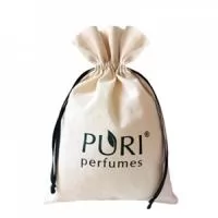 Produto sustentável feito 100% em algodão cru, fechamento com fita de cetim e logo frontal. Um jeito pratico de divulgar a sua marca com consciência e sofisticação.