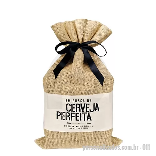 Saco de juta personalizado - Saco em juta com fita de cetim, forro interno de TNT – Gramatura 45 e etiqueta frontal de algodão cru em comprimento total. Uma ótima opção para divulgar sua marca de maneira rústica, sofisticada e sustentável.