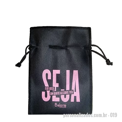 Saco de TNT personalizado - Saquinho de TNT Saco de TNT preto, com cordão de nylon e logo frontal. Um jeito de demostrar o cuidado com seus clientes enquanto evidencia sua marca.   