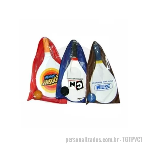 Sacochila personalizada - Embalagem para Kit Frescobol Tipo Mochila / Sacochila produzida em TNT disponível em cores em uma das faces e a outra face em PVC cristal 0,15 por onde aparece o logo estampado na raquete, fechamento por duplo cadarço tipo forca, sem logotipo, acabamento em costura overloque e medindo: 27,0 cm. lar. X 45,0 cm. alt.