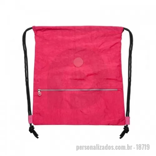 Sacochila personalizada - Mochila saco em nylon impermeável com bolso frontal de zíper e placa emborrachada personalizável.