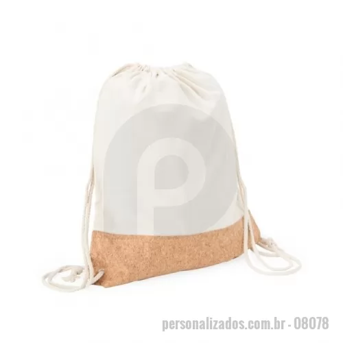 Sacochila personalizada - Elegante e funcional, este caderno feito em políéster e rPET foi projetado para quem valoriza qualidade e praticidade. Contém aproximadamente 96 folhas brancas pautadas, perfeitas para anotações diárias ou ideias importantes. Com um marcador de página em cetim, elástico para fechamento seguro e porta-caneta lateral, é o companheiro ideal para manter suas anotações organizadas e acessíveis. Ideal para uso profissional, acadêmico ou pessoal, este caderno combina um acabamento refinado com a praticidade necessária para o dia a dia. Cores:     AZUL	BEGE	PRETO	VERDE  VERMELHO	VINHO	 