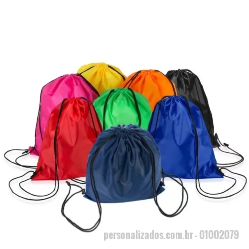 Sacochila personalizada - Mochila saco multifuncional em poliéster resistente á respingos dágua. Possui cordões de nylon que servem tanto para fechamento quanto como alças de costas.