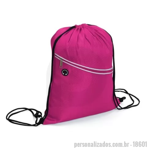 Sacochila personalizada - Mochila saco em poliéster resistente à água com alças ajustáveis em nylon, bolso frontal com fechamento em zíper e entrada para fones de ouvido.