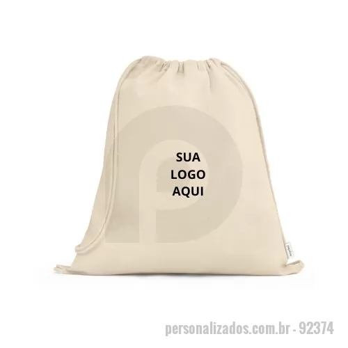 Sacochila personalizada - A Sacola Tipo Mochila é produzida em 100% algodão reciclado (180 g/m²), unindo praticidade e sustentabilidade em um único produto. Com design moderno e funcional, possui alças que permitem fechar a sacola, garantindo segurança e conforto no transporte. Compacta e resistente, é ideal para uso diário, compras, eventos corporativos ou como brinde promocional ecológico. Além disso, pode ser personalizada com o logo da sua empresa, tornando-se uma lembrança exclusiva e de grande impacto.