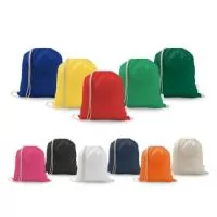 Sacola tipo mochila em 70% algodão reciclado e 30% poliéster reciclado (150 g/m²), com alças de algodão. O tecido é sem tingimento, e utilizado na sua cor original, sem produtos químicos de tingimento ou branqueamento, contribuindo para um menor impacto ambiental. 370 x 410 mm