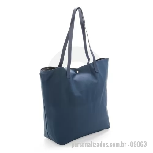 Sacola de couro ou sintético personalizada - Descrição: Sacola confeccionada em couro sintético à base de PVC com par de alças de costura externa e botões magnéticos metálicos para fechamento. Possui revestimento interno em poliéster e bolso compacto com fechamento em zíper.  Altura :  34 cm  Largura :  44 cm  Profundidade :  14 cm