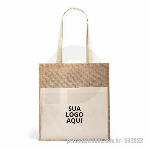 Sacola de Juta personalizada - Apresentamos a sacola em juta (240 g/m²) com bolso frontal em 100% algodão (140 g/m²), a combinação perfeita de durabilidade e estilo sustentável. Esta sacola robusta mede 370 x 410 x 100 mm, com alças de 65 cm e bolso de 370 x 270 mm, ideal para uso diário. Personalize com o logo da sua empresa e ofereça aos seus clientes um brinde prático e ecológico. Seja para eventos, feiras ou campanhas promocionais, surpreenda seus clientes com um presente que reflete compromisso com a sustentabilidade.