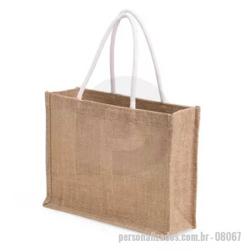 Sacola de Juta personalizada - Descrição: Versátil e resistente, nossa sacola de linho é a escolha ideal para adicionar toque de naturalidade a qualquer look do dia. Com alças reforçadas e estrutura de 400g/m², ela é perfeita para carregar itens essenciais, tanto para idas ao mercado quanto para momentos na praia. Um item indispensável para quem valoriza beleza e utilidade.  Altura :  26 cm  Largura :  33 cm  Profundidade :  10,5 cm
