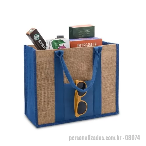 Sacola de Juta personalizada - Sacola de Linho Personalizada – Sustentabilidade e Estilo  A Sacola de Linho Personalizada é a combinação perfeita entre elegância, resistência e sustentabilidade. Produzida com material ecológico, é uma excelente opção para empresas que desejam reforçar sua marca com responsabilidade ambiental e um produto de alto valor percebido.  Com design moderno e acabamento reforçado, a sacola oferece ótimo espaço interno e alças costuradas resistentes, garantindo praticidade e segurança no transporte de diversos itens. É ideal para uso no dia a dia, eventos, feiras e ações promocionais.  A EV Brindes, com fábrica própria, desenvolve sacolas personalizadas em diferentes materiais, cores e tamanhos, permitindo total liberdade para criar um produto exclusivo alinhado à identidade visual da sua marca.  Características  ? Fabricação própria EV Brindes ? Material ecológico e sustentável (linho) ? Alta resistência e durabilidade ? Design moderno e elegante ? Alças costuradas reforçadas ? Ótimo espaço 