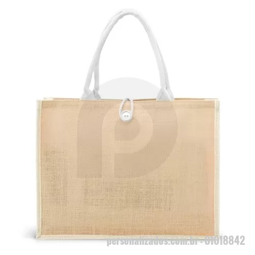 Sacola de Juta personalizada - Sacola feita de juta e conta com botão de fechamento, garantindo mais segurança para os itens. Suas alças permitem o uso tanto no ombro quanto na mão, oferecendo uma solução completa para as suas necessidades diárias.