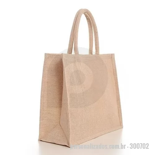 Sacola de lona personalizada -  Sacola em Juta Dublada, o acessório perfeito para quem busca estilo, conforto e sustentabilidade em um só item. Com duas alças de mão acolchoadas, ela promete o máximo de conforto para o seu dia a dia. Suas medidas generosas, 43 x 34 x 17,5 cm, oferecem espaço de sobra para tudo que você precisa levar. Por fora, a juta dublada com algodão traz um visual único, resistente e durável, enquanto por dentro, o tecido 100% algodão garante que seus pertences estejam sempre envoltos em suavidade. Uma escolha elegante e consciente para acompanhar você em qualquer aventura. Composição Combinada (Juta Dublada com Algodão) 50% juta e 50% algodão. Essa composição resulta em um material sustentável e versátil.