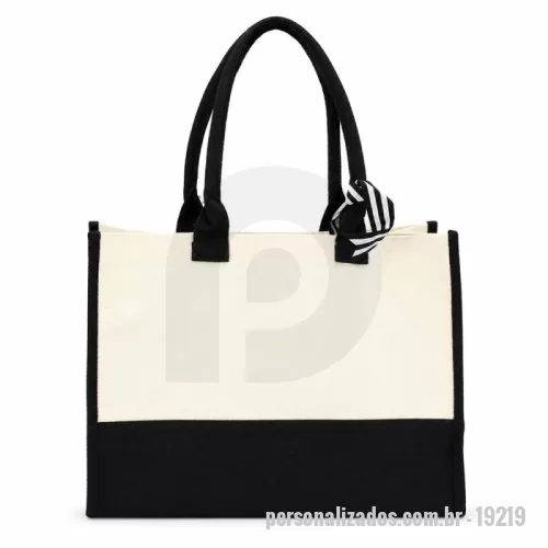 Sacola de lona personalizada - Sacola personalizada confeccionada em lona de poliéster impermeável, resistente e prática para uso no dia a dia. Possui duas alças superiores costuradas em tecido, acabamento contrastante e fita decorativa, além de formato amplo para transportar documentos, produtos, brindes, compras e objetos pessoais. Ideal para ações promocionais, eventos, feiras, congressos, kits corporativos, campanhas de marketing e presentes para clientes e colaboradores. A ampla área frontal permite personalização com logotipo, slogan ou identidade visual da empresa, proporcionando excelente exposição de marca. Medidas aproximadas: 40 x 30,5 x 13,5 cm. Alças: 62 cm. Área aproximada de gravação: 15 x 35 cm. Peso aproximado: 221 g.