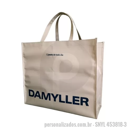 Sacola de Nylon personalizada - Sacola confeccionada em nylon 600, com personalização em Silkscreen de até quatro cores (disponível em qualquer cor do catálogo) ou sublimação (sem limite de cores para sacolas brancas ou bege). O nylon 600 é perfeito para suportar peso, resultando em uma sacola robusta e com acabamento de qualidade. Capacidade de carga: até 15 kg. Dimensões: 45x38x18 cm.