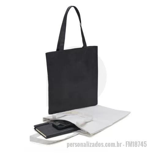 Sacola de Nylon personalizada - Descrição: Sacola em nylon com zíper.  Altura :  37,2 cm  Largura :  32,2 cm  Comprimento :  Alça: 26 cm  Medidas aproximadas para gravação (CxL):  34 cm x 30 cm  Tamanho total aproximado  (CxL):  Alça 52 cm de ponta a ponta  Peso aproximado (g):  144