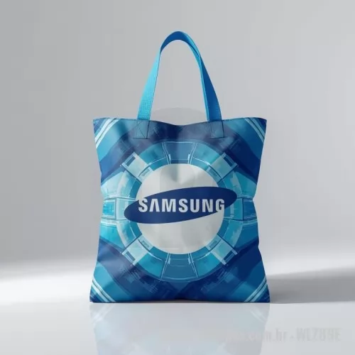 Sacola de Pet personalizada - Sacola em Fibra PET Sublimada com Alça Colorida – Mais Destaque para Sua Marca  A Sacola Personalizada em Fibra PET Sublimada com Alça Colorida é a solução ideal para empresas que desejam divulgar sua marca com criatividade, qualidade e sustentabilidade. Produzida em tecido de fibra PET reciclada, combina resistência, excelente acabamento e impressão sublimada de alta definição, permitindo a criação de artes exclusivas sem qualquer limitação de cores.  O grande diferencial deste modelo é a alça colorida, que agrega valor visual ao produto e permite combinações alinhadas à identidade da sua empresa ou evento. A impressão Full Color reproduz com perfeição logotipos, fotografias, ilustrações, degradês e estampas complexas, proporcionando máxima visibilidade para sua marca.  Com medidas de 40 cm de altura x 40 cm de comprimento, oferece amplo espaço para transportar brindes, materiais promocionais, catálogos, documentos e kits corporativos, sendo amplamente utilizada em feiras, congressos,